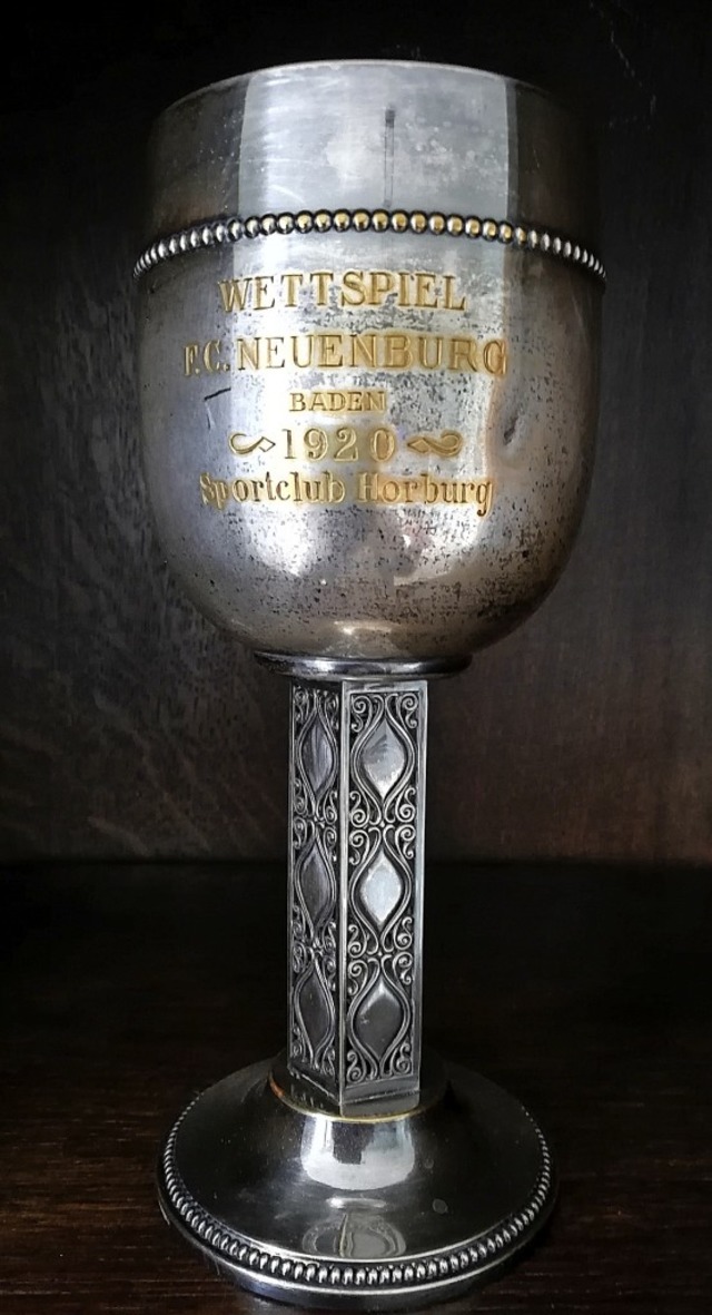 Der Pokal des FC Neuenburg aus dem Grndungsjahr 1920.   | Foto: Privat