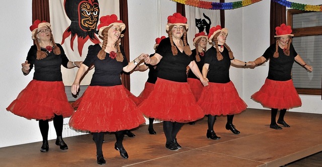 Die Tanzgruppe des DRK-Ortsvereins als...ie Schwung in den Josefsaal brachten.   | Foto: Verein