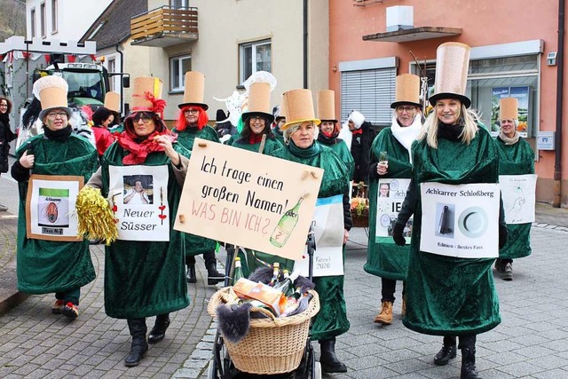 Als  Flaschen kostmiert prsentierten diese Damen Achkarrer Weinspezialitten.  | Foto: Laetitia Barnick