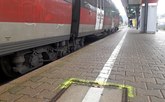 Entlang der Hochrheinbahn sind Vermess...damit sie ausgebessert werden knnen.   | Foto:  Vonberg, Markus