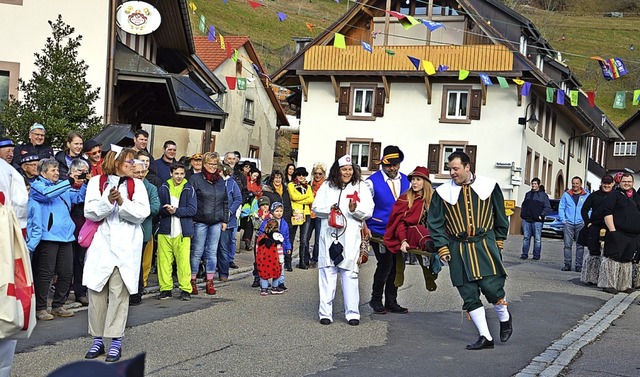 Burgvogt Max mit Burgfrulein Kim und ...aufen, das  fr viel Gelchter sorgte.  | Foto: Karl-Heinz Rmmele