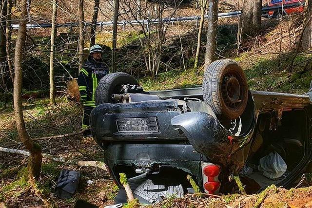 Auto strzt Bschung zwischen Schweighof und Sirnitz hinab