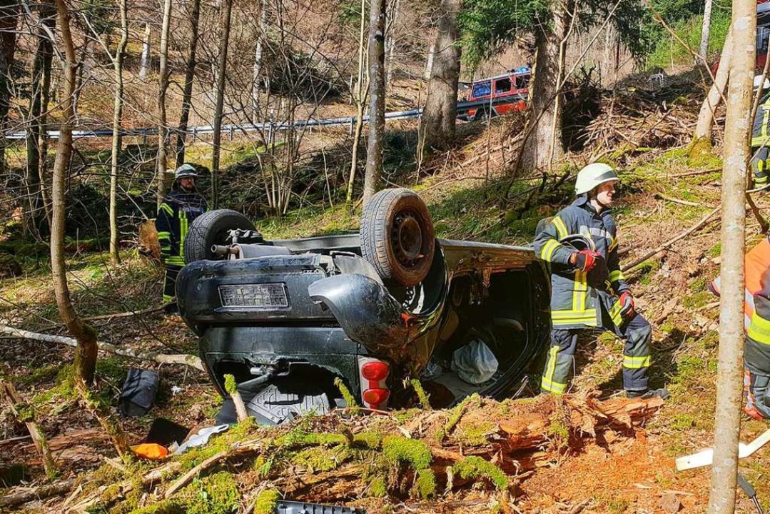 Als die  Rettungskrfte eintrafen, bef...Spreizer aus dem Wrack befreit werden.  | Foto: Volker Mnch