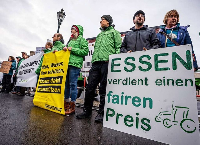 Wie bringt man Landwirte, Verbraucher und Naturschutz zusammen?  | Foto: Michael Kappeler (dpa)