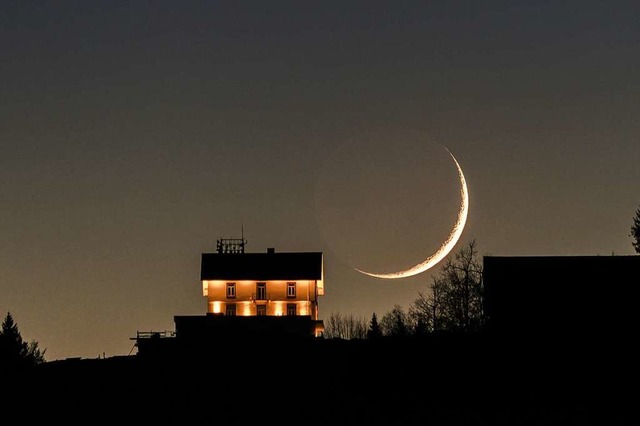 Der Mond verschwindet hinter dem Hochblauen.  | Foto: Julian Schwald