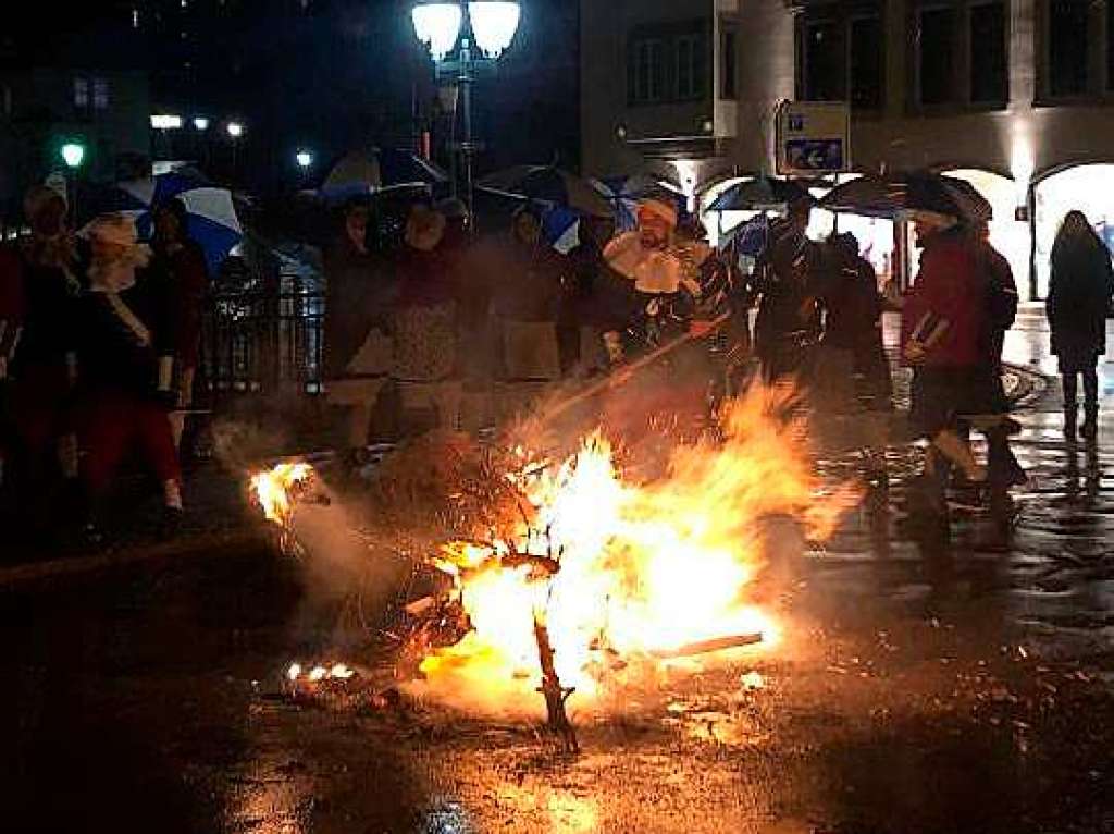 Die Narrenzunft „Gaudi-Hans St. Blasien“ verabschiedet sich mit einem Feuer auf der Latscharibrcke in St. Blasien von der Fasnacht.