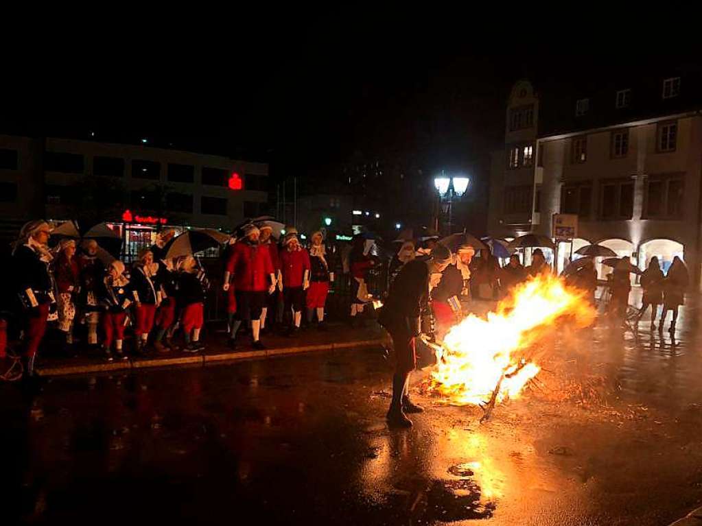 Die Narrenzunft „Gaudi-Hans St. Blasien“ verabschiedet sich mit einem Feuer auf der Latscharibrcke in St. Blasien von der Fasnacht.