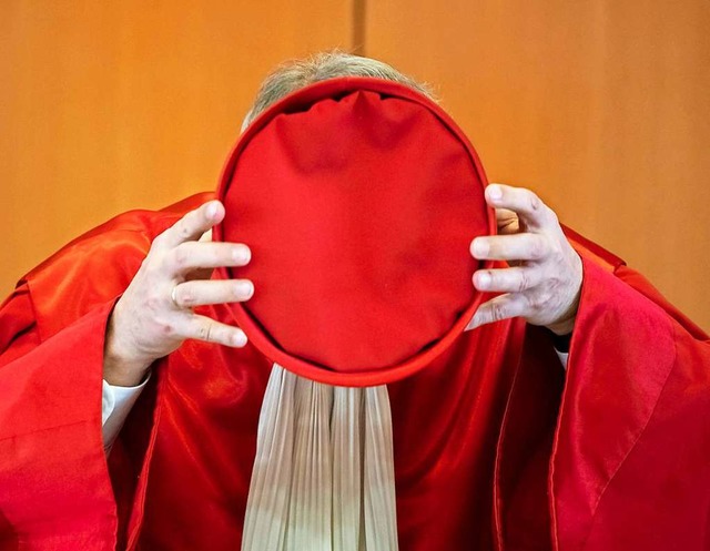 Andreas Vokuhle, Vorsitzender des Zwe...behilfe-Verbot sein Richterbarett auf.  | Foto: Uli Deck (dpa)