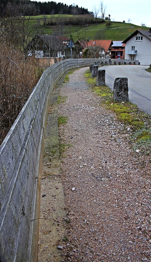 Dieser Gehweg an der Dorfstrae entlan...keit, ist in einem desolaten Zustand.   | Foto: Karin Hei