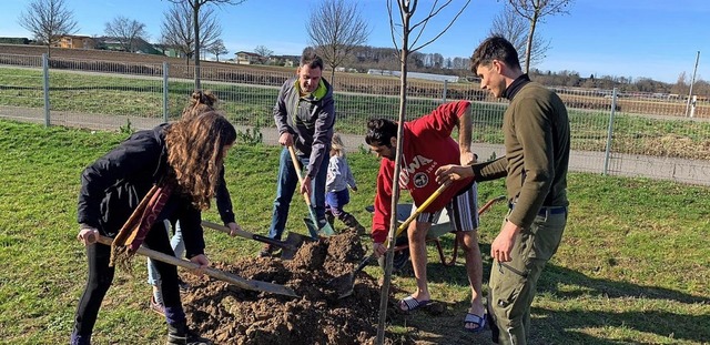 <BZ-FotoAnlauf>Parents for future:</BZ...den 23 Bume und Strucher gepflanzt.   | Foto: Parents for future