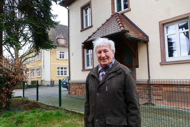 Herbert Grsslin vor seinem Haus in de...und sieht man das Amtsgerichtsgebude.  | Foto: Susanne Filz