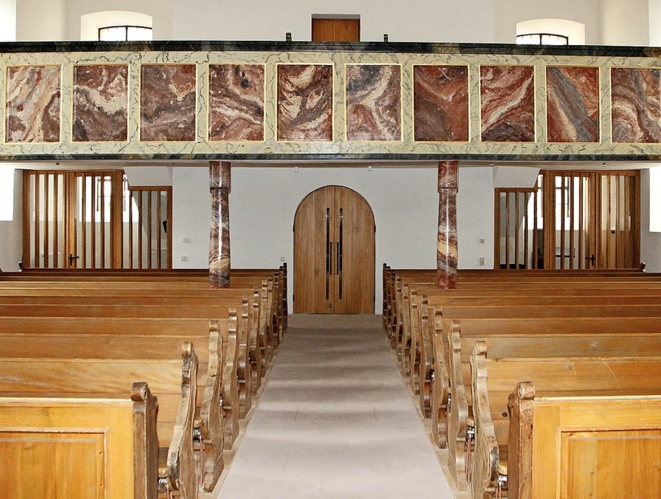 Blick auf die Eingangstür in der Kirche von Allmannsweier  | Foto: Heidi Fößel