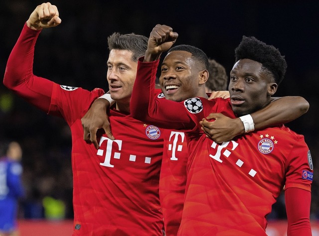 Robert Lewandowski, David Alaba und Al...s (v.l.)  jubeln ber das Tor zum 3:0.  | Foto: Sven Hoppe (dpa)