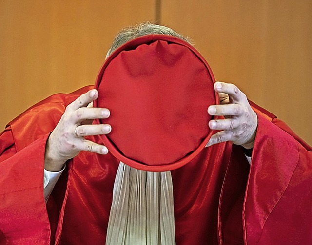 Andreas Vokuhle, Vorsitzender des Zwe...ericht, setzt  sein Richterbarett auf.  | Foto: Uli Deck (dpa)