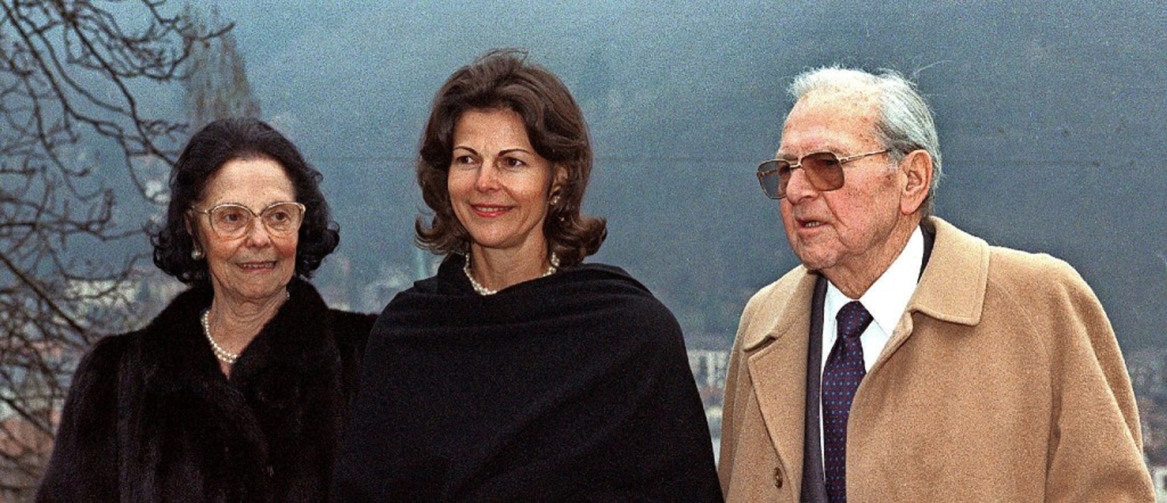 Königin Silvia (Mitte) mit ihren Elter...Walther Sommerlath 1990 in Heidelberg.  | Foto: Thelen