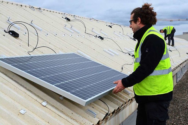 Auf dem Saint-Louiser Rathausdach werd...Solarpanels  je 320 Watt installiert.  | Foto: Annette Mahro