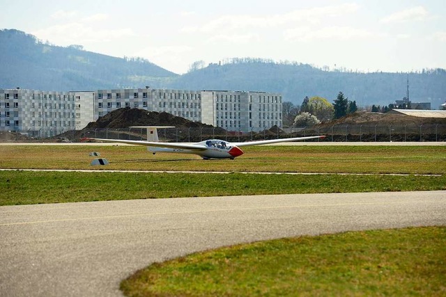 Die Landebahn  neben dem neuen Stadion...e schnellere An- und Abreise erlauben.  | Foto: Ingo Schneider