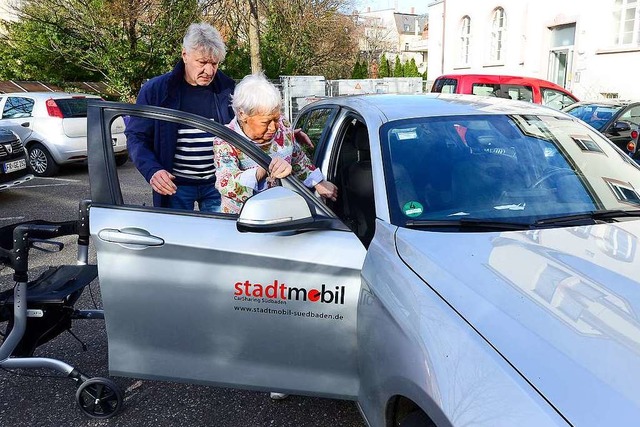 Fahrer Harald Bernauer hilft  Sigrid R...fen im Heinrich-Hansjakob-Haus kommen.  | Foto: Ingo Schneider