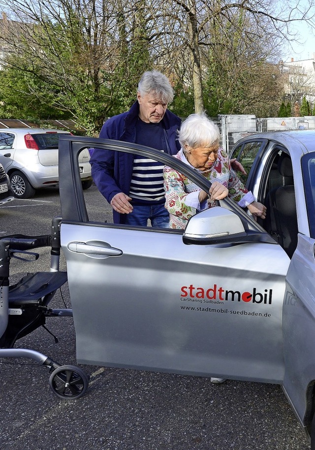 Fahrer Harald Bernauer hilft  Sigrid R...en im Heinrich-Hansjakob-Haus kommen.   | Foto: Ingo Schneider