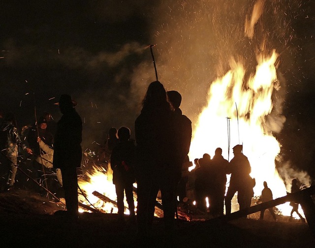 Die  lodernden Fasnachtsfeuer und das ...ehen  immer wieder viele Besucher an.   | Foto: Ulrich Senf