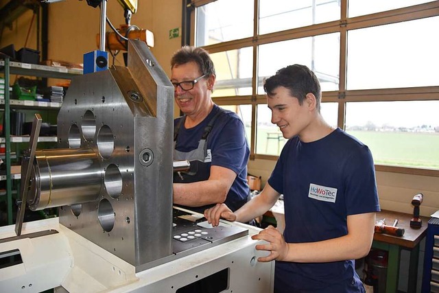 Jochen Biegert (links) und Azubi Marvi...ovic bei der Produktion einer Maschine  | Foto: Bernd Kramer