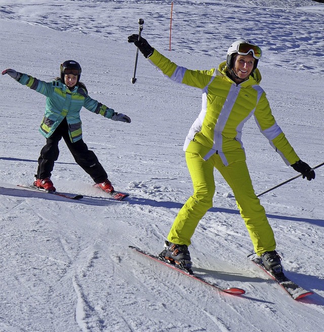 Profis auf der Piste: Michaela Gerg und Schlerin beim Skiunterricht  | Foto: Stefan Zahler