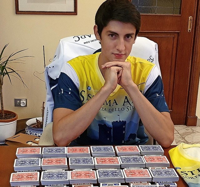 Andrea Muzii sitzt vor Kartenstzen, die er auswendig lernt.   | Foto: Alvise Armellini