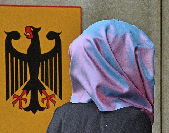 Kopftuchtrgerin vor dem Bundesadler  | Foto: Martin Schutt (dpa)