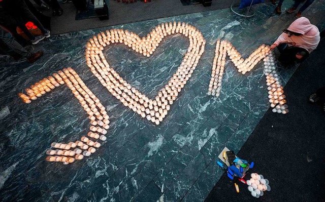 Gedenken an den Ermordeten Journaliste...ne gettete Verlobte Martina Kusnirova  | Foto: JOE KLAMAR (AFP)