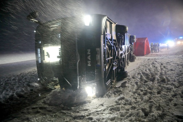 Tomerdingen: Ein Reisebus liegt umgestrzt neben der B10 in einem Feld.  | Foto: Ralf Zwiebler (dpa)