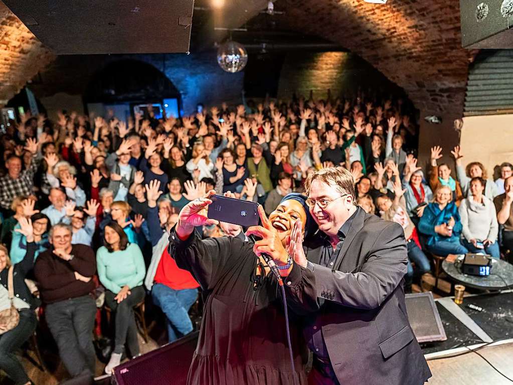 Der BZ-Singalong startete im ausverkauften Jazzhaus ins neue Jahr. Das Mitsingkonzert der Badischen Zeitung mit Ccile Verney und Christian Gutfleisch im Jazzhaus in Freiburg bleibt ein Publikumsmagnet.