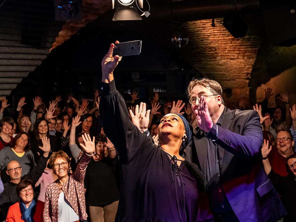 Der BZ-Singalong startete im ausverkauften Jazzhaus ins neue Jahr. Das Mitsingkonzert der Badischen Zeitung mit Ccile Verney und Christian Gutfleisch im Jazzhaus in Freiburg bleibt ein Publikumsmagnet.