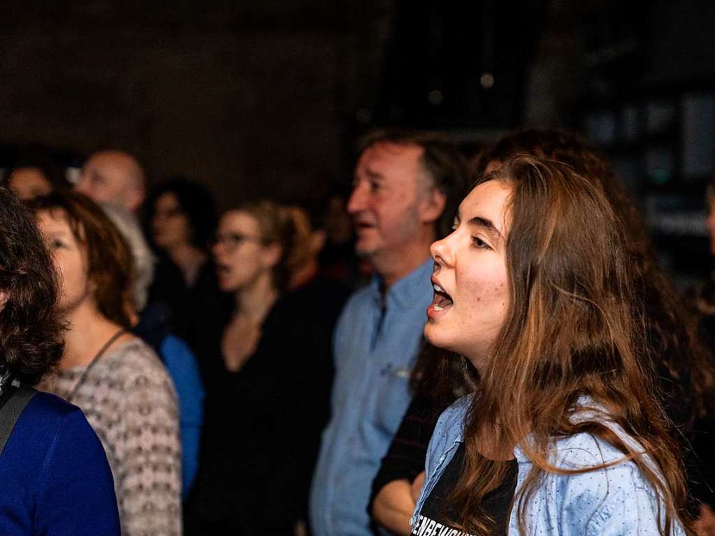 Der BZ-Singalong startete im ausverkauften Jazzhaus ins neue Jahr. Das Mitsingkonzert der Badischen Zeitung mit Ccile Verney und Christian Gutfleisch im Jazzhaus in Freiburg bleibt ein Publikumsmagnet.