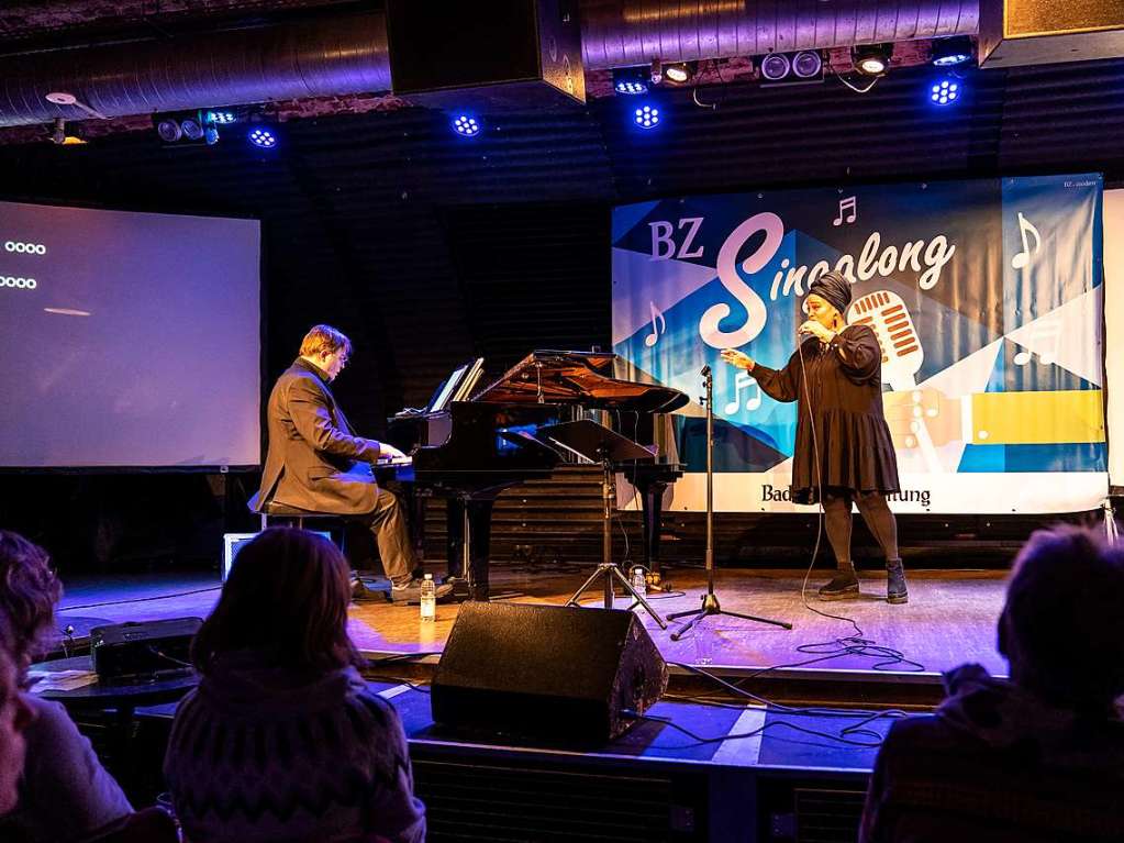 Der BZ-Singalong startete im ausverkauften Jazzhaus ins neue Jahr. Das Mitsingkonzert der Badischen Zeitung mit Ccile Verney und Christian Gutfleisch im Jazzhaus in Freiburg bleibt ein Publikumsmagnet.