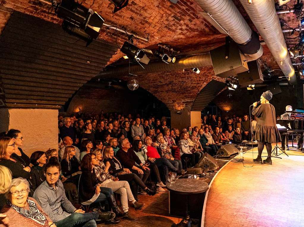 Der BZ-Singalong startete im ausverkauften Jazzhaus ins neue Jahr. Das Mitsingkonzert der Badischen Zeitung mit Ccile Verney und Christian Gutfleisch im Jazzhaus in Freiburg bleibt ein Publikumsmagnet.