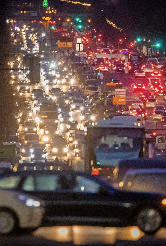 Die Lichter der Stadt &#8211; sie werd...ehen, meinen Verkehrswissenschaftler.   | Foto: Michael Kappeler