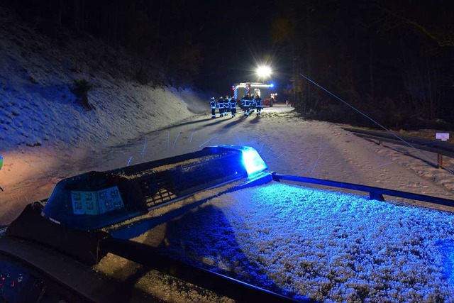 Winterlicher Einsatz fr Polizei und F...hr im Schwarzwald bei Titisee-Neustadt  | Foto: Kamera24