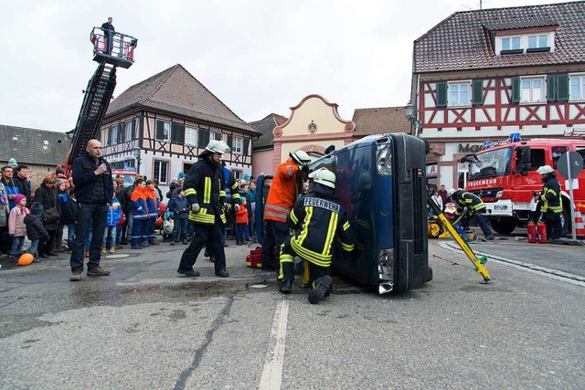 Die Vorfhrungen der Feuerwehr vor dem...ind Jahr fr Jahr ein Anziehungspunkt.  | Foto: Olaf Michel