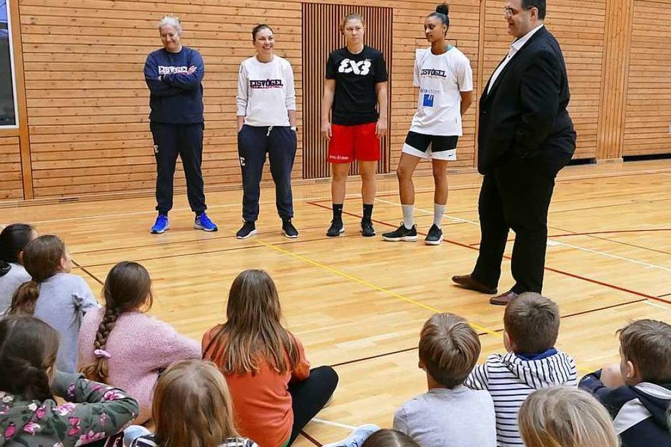 Vorstandsmitglied Uwe Stasch stellt der Klasse die Trainerinnen (v.l. Isabel Fernández Peréz, Hanna Ballhaus) und Kapitäninnen (Luana Rodefeld, Sanata-Lea Ouedraogo) vor. (Foto: Sarah Schäfer) Vorstandsmitglied Uwe Stasch stellt der Klasse die Trainerinnen (v.l. Isabel Fernández Peréz, Hanna Ballhaus) und Kapitäninnen (Luana Rodefeld, Sanata-Lea Ouedraogo) vor. (Foto: Sarah Schäfer)