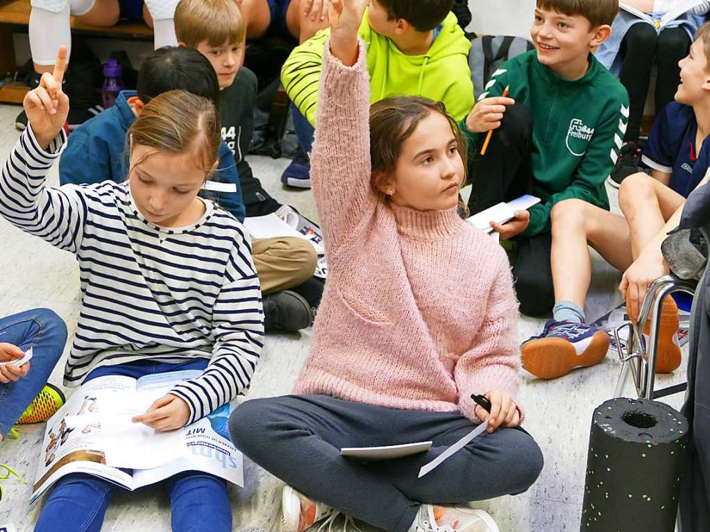 Die Kinder haben viele, viele Fragen mitgebracht.