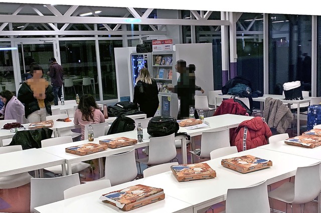 Mit Pizza versorgt: Fr eine Nacht wur...nationale Studierende zum Notquartier.  | Foto: Helmut Seller