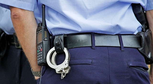 Funkgert, Waffe  und  Handschellen gehren  mit zur Polizeiausrstung.  | Foto: pixabay