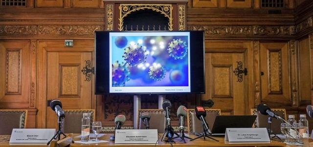 Medienkonferenz zur Absage der Basler ...d des Coronavirus (Covid-19) gezeigt.   | Foto: Georgios Kefalas (dpa)