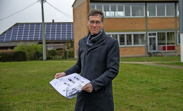 Jochen Paleit mit Bauplan auf der Wies...en Neubau einer Kita begonnen wird.     | Foto: Olaf Michel