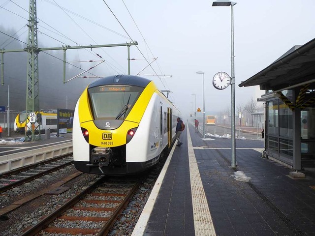 Trotz Sturmtief Bianca kann der Bahnve...nd Seebrugg wieder aufgenommen werden.  | Foto: Peter Stellmach