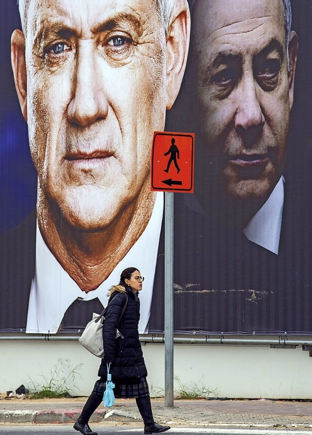Ein Wahlplakat des Mitte-Bndnisses Bl...konservativen Likud-Partei, zu sehen.   | Foto: Oded Balilty (dpa)