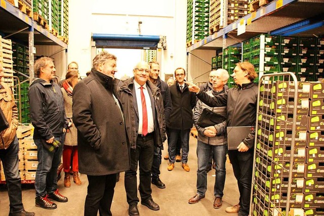 Gastgeber Harald Rinklin von Rinklin N...ppe durch die Hallen des Bio-Betriebs.  | Foto: Mario Schneberg