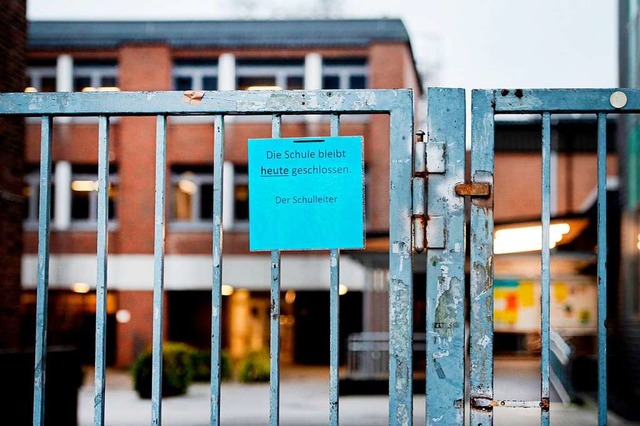 Immer mehr Menschen im Kreis Heinsberg in NRW mssen  zu Hause bleiben.  | Foto: Jonas Gttler (dpa)
