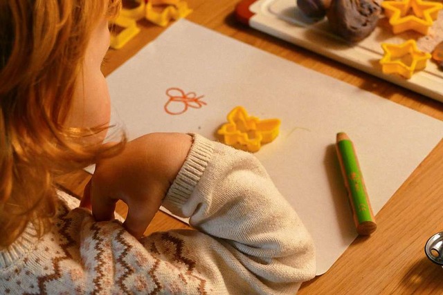 Die dreijhrige Mara beim Malen. Sie h...mit verbunden eine seltene Erkrankung.  | Foto: Susanne Ehmann