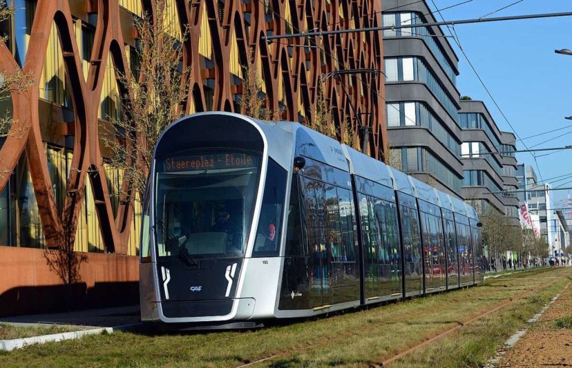 Von Sonntag an gratis: Tram im Luxemburger Bankenviertel Kirchberg.  | Foto: Harald Tittel (dpa)
